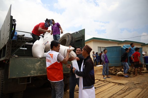 World Vision Dswd Distribute Sacks Of Rice To Marawi Crisis